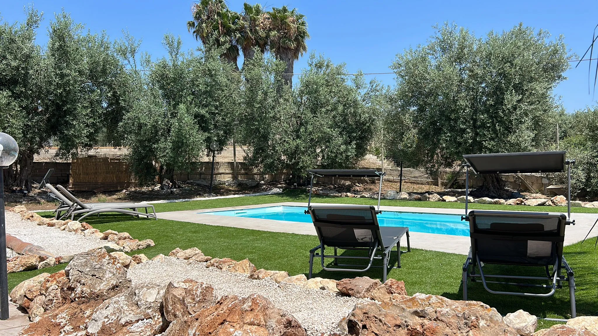 Piscina a sfioro di giorno del B&B Casa dell'Ambra