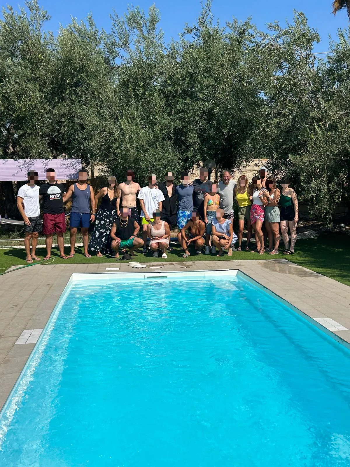 Clienti soddisfatti a bordo piscina del B&B Casa dell'Ambra